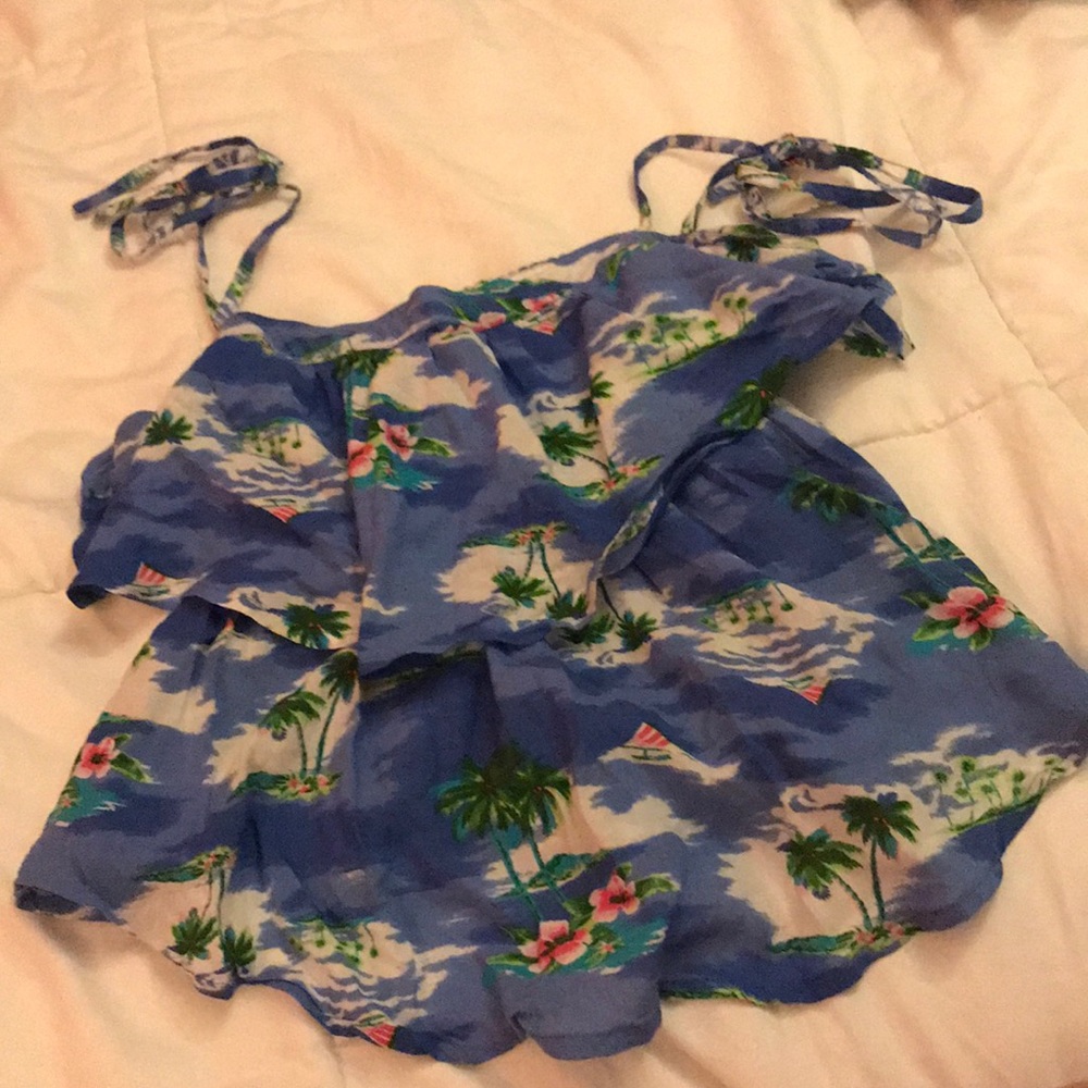 Very cute hollister top xs